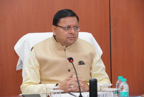 मुख्यमंत्री श्री पुष्कर सिंह धामी ने गुरुवार को आईटी पार्क स्थित राज्य आपदा परिचालन केन्द्र से प्रदेश के विभिन्न क्षेत्रों में हो रही अतिवृष्टि की जानकारी ली।